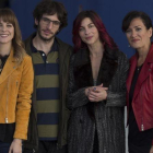 Alba Ribas, Quim Gutiérrez, Natalia Tena y la directora, Laura Mañà (de izquierda a derecha), este miércoles, en un descanso del rodaje.