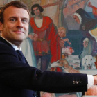 Emmanuel Macron, en el momento de depositar el voto.