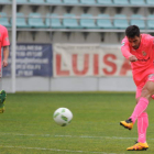 El capitán de la Cultural, el leonés Viti, abrió la cuenta goleadora del conjunto blanco frente al CD Palencia con el zurdazo que recoge la imagen. MARIO GONZÁLEZ