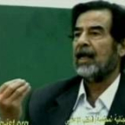 Imagen del vídeo emitido por Al Sharquiya en un momento del interrogatorio al ex dictador iraquí