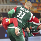 Rubén Marchán intenta pasar entre dos jugadores húngaros. KHALED ELFIQI