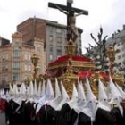 Los braceros de las Siete Palabras pujan el nuevo trono del Cristo