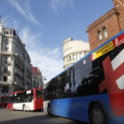 Los autobuses que recorren el área metropolitana son azules y tienen el destino en Santo Domingo.