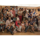 Imagen de grupo de las autoridades y las familias que ayer asistieron a la entrega de los cheques-bebé.