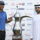Álvaro Quirós posa con la el trofeo junto al jeque Maktoum Bin Mohammad.