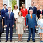 Los integrantes de la Familia Real posan en el almuerzo familiar en el Palacio de la Zarzuela con motivo del 80º aniversario de la reina Sofía.