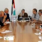 El líder palestino, Yasser Arafat, en el centro, con el nuevo gobierno elegido ayer en Ramala