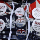 Símbolos a favor del brexit en la ropa de un manifestante a las puertas del Parlamento británico.