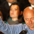 actual presidente Traian Basescu saluda a sus seguidores, ayer,en la sede del Partido Liberal