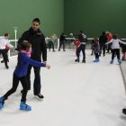 Más de una docena de personas disfrutan del patinaje sobre hielo en la apertura de la pista de La Virgen del Camino.