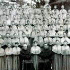La foto muestra a parte de los alumnos del colegio franciscano en la década de los años cincuenta