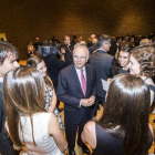 Isidre Faine, en el centro, conversa con algunos becados de la última convocatoria de la obra social.