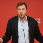 El portavoz del PSOE, Óscar Puente, este lunes en la sede del partido.