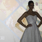 Una modelo luce uno de los diseños de traje de novia en el Hostal de San Marcos.