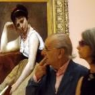 Unos visitantes observan una obra que forma parte de la muestra