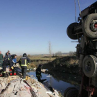 El camión cayó al Torío cuando descargaba escombro en Santa Olaja de la Ribera.