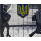 Oficiales de las fuerzas aéreas de Ucrania abandonan la base de Belbek, en las afueras de Sebastopol, este jueves.