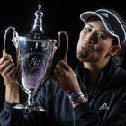 Garbiñe Muguruza con el trofeo que la acredita como ganadora de la Copa de Maestras femenina tras imponerse a Kontaveit. GUASCO