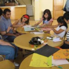 Los coordinadores de las jornadas y la edil de Cultura, con los niños.