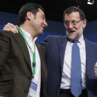 Moreno y Rajoy, durante la clausura ayer del XIV Congreso del PP en Sevilla.