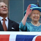 La reina Isabel II y su marido, el príncipe de Edimburgo, este jueves en Fráncfort, con motivo de su visita a Alemania.