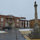 Imagen del Ayuntamiento de Villademor, con la plaza parcialmente nevada esta semana. MEDINA