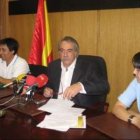 El alcalde de Camponaraya, flanqueado por el técnico municipal y una de las concejalas.