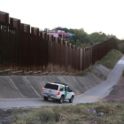Un coche de la Patrulla Fronteriza de EEUU peina la valla de casi cinco metros que separa buena parte de los dos Nogales.
