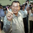 El primer minsitro Hun Sen muestra su dedo tras depositar su voto