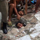 Bomberos intentan rescatar a Carlos Eduardo Silva dos Santos, de 24 años, atrapado entre los escombr