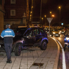 Estado en el que quedó el coche tras el accidente que se produjo a la altura de la plaza de toros. S.PÉREZ