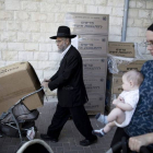 Un ultraortodoxo judío recoge una caja con máscaras antigás en Jerusalén.