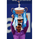 Rafa Nadal levanta el trofeo de campeón en el Godó. ALEJANDRO GARCÍA