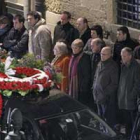 Vecinos de Azpeitia observan la llegada del coche fúnebre con los restos de Ignacio Uria.