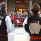 Los aficionados a la música popular disfrutaron de la gaita, ayer, en la plaza de la Catedral.