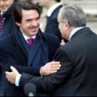 Aznar saluda al primer ministro francés a su llegada al Hotel Matignon