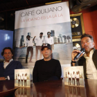 Óscar, Raúl (que ayer celebraba su cumpleaños) y Manuel Quijano, en la presentación a la prensa del disco, que hoy sale a la venta. JESÚS F. SALVADORES