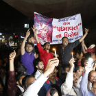 Miembros de la comunidad hindú de los Rajput sostienen carteles en contra de la película de Bollywood Padmavat.