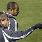 Cassano indica con el dedo a Emerson el camino a seguir