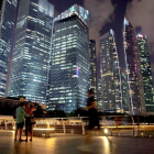Una pareja toma fotografías del distrito financiero de Singapur.