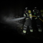 Los bomberos de León sofocan el incendio de residuos de vehículos, en una nave entre Trobajo del Camino y La Virgen. BOMBEROS DE LEÓN