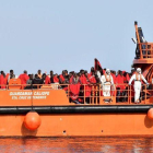 Llegada al puerto de Almeria de los tripulantes de una patera rescatada por Salvamento Marítimo el pasado mes de julio.