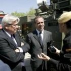 Alonso y Clos conversan con una militar tras la firma del convenio, ayer, en Torrejón de Ardoz