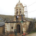 La ermita en obras, con Odonell Álvarez sobre el andamio sosteniendo el plano de las campanas.