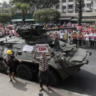Los tanques en las calles de Yangón. LYNN BO BO