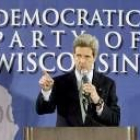 El candidato demócrata John Kerry, ayer, durante un mitin en el estado de Wisconsin