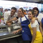 Sánchez posa con las trabajadoras de una heladería.