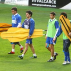 David Álvarez, Trecarichi y Jonatan Valle transportan material en el entrenamiento de ayer.