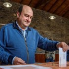 Andoni Ortuzar durante su votación. JAVIER ZORRILLA