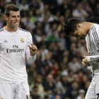 Bale, a la izquierda, parece indicarle a Cristiano Ronaldo que le falta muy poco para batir el récord de Puskas en Europa.